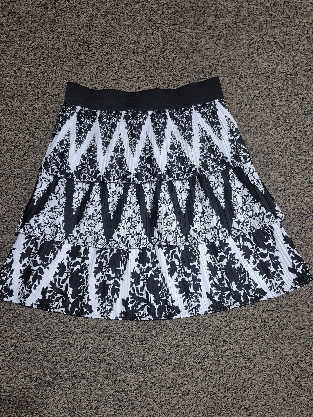 NWOT White House Black Market Black & White Tiered A-Line Pleated Floral Skirt